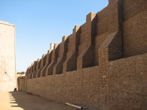  Стена для защиты храма Хорса 